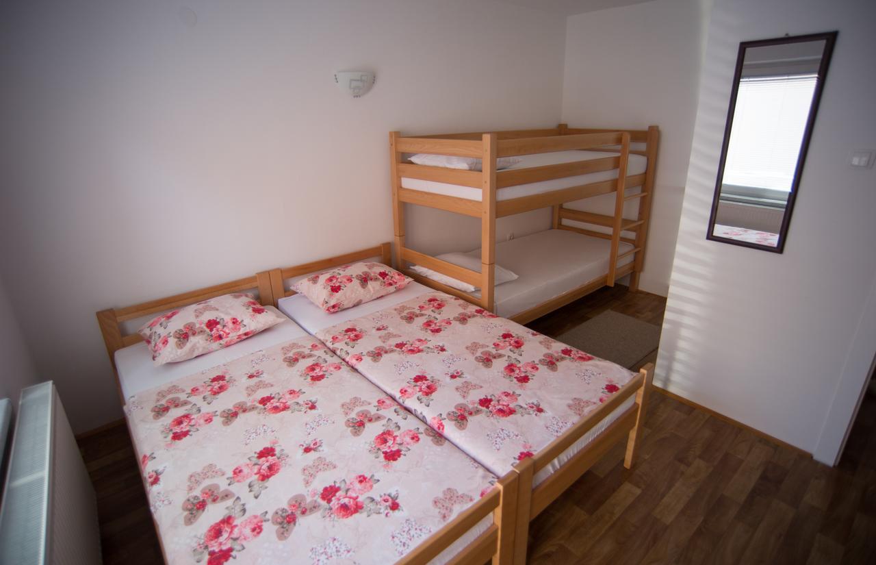 Hostel Larisa Banja Luka Extérieur photo