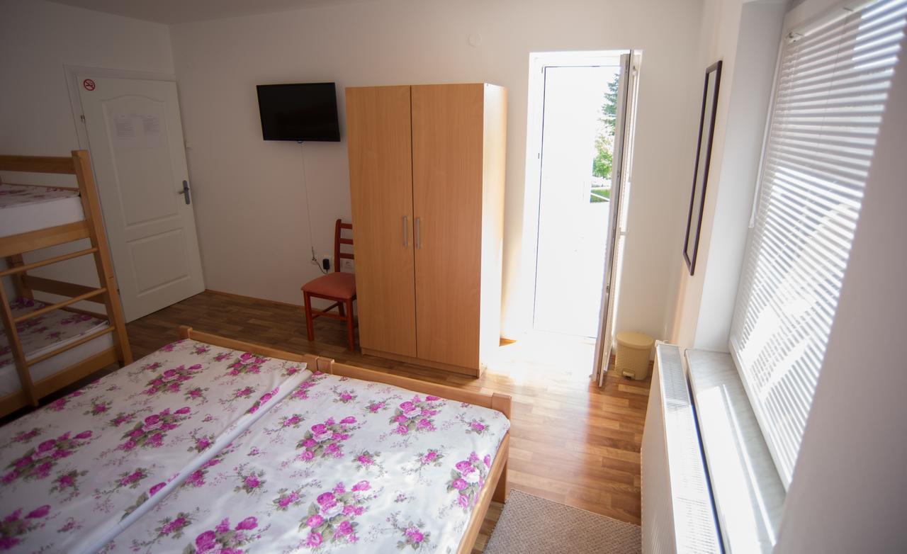 Hostel Larisa Banja Luka Extérieur photo