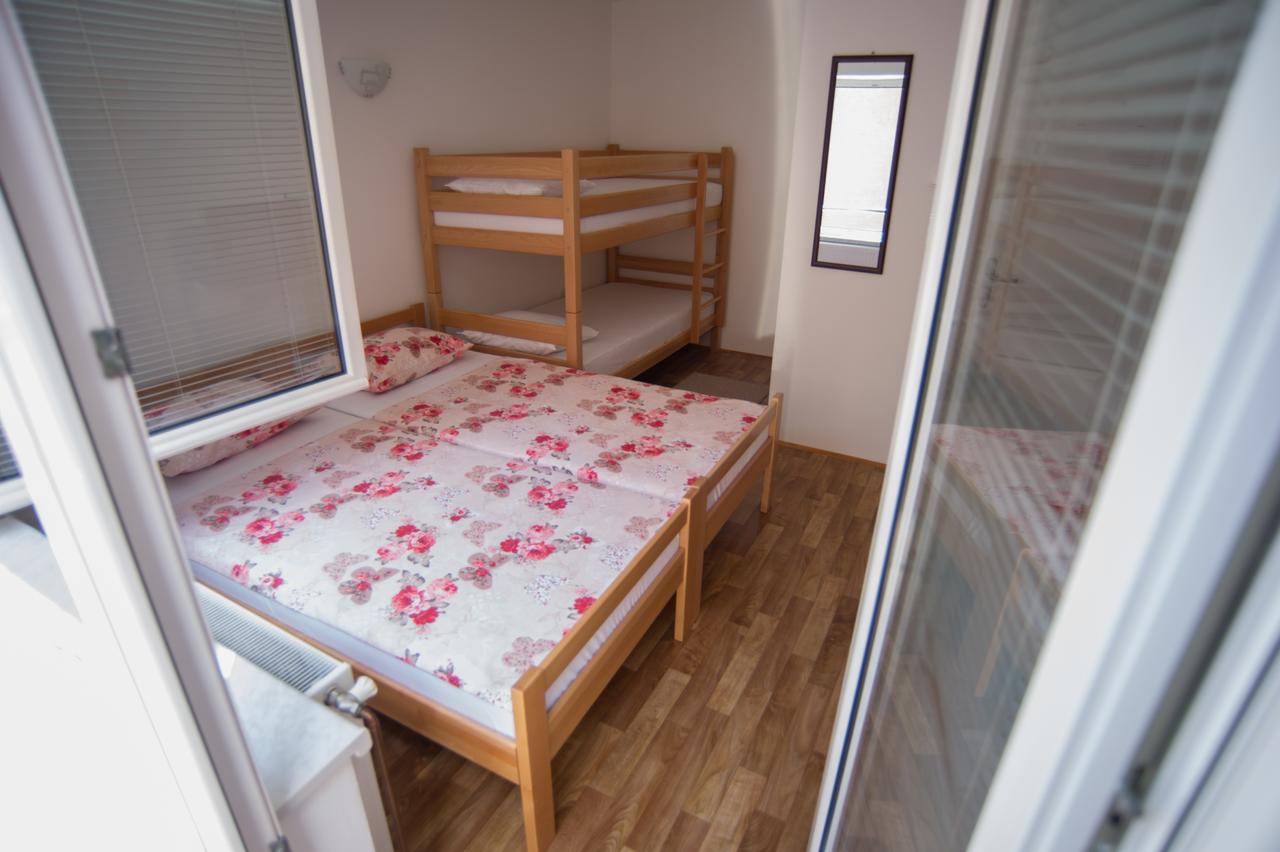 Hostel Larisa Banja Luka Extérieur photo