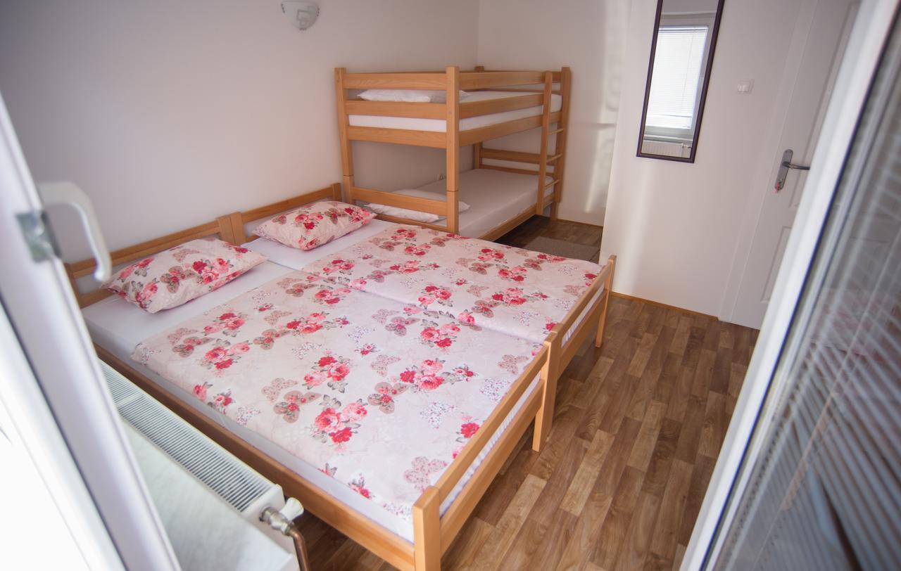 Hostel Larisa Banja Luka Extérieur photo